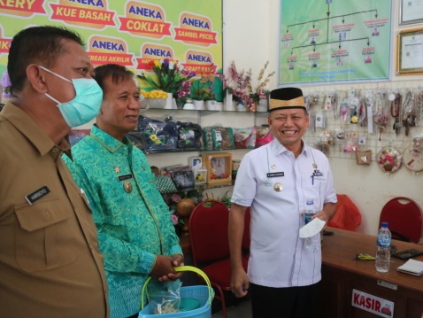 Bupati Lamtim M Dawam Rahardjo Kungker Sentra Kerajinan di Kabupaten Ngawi Provinsi