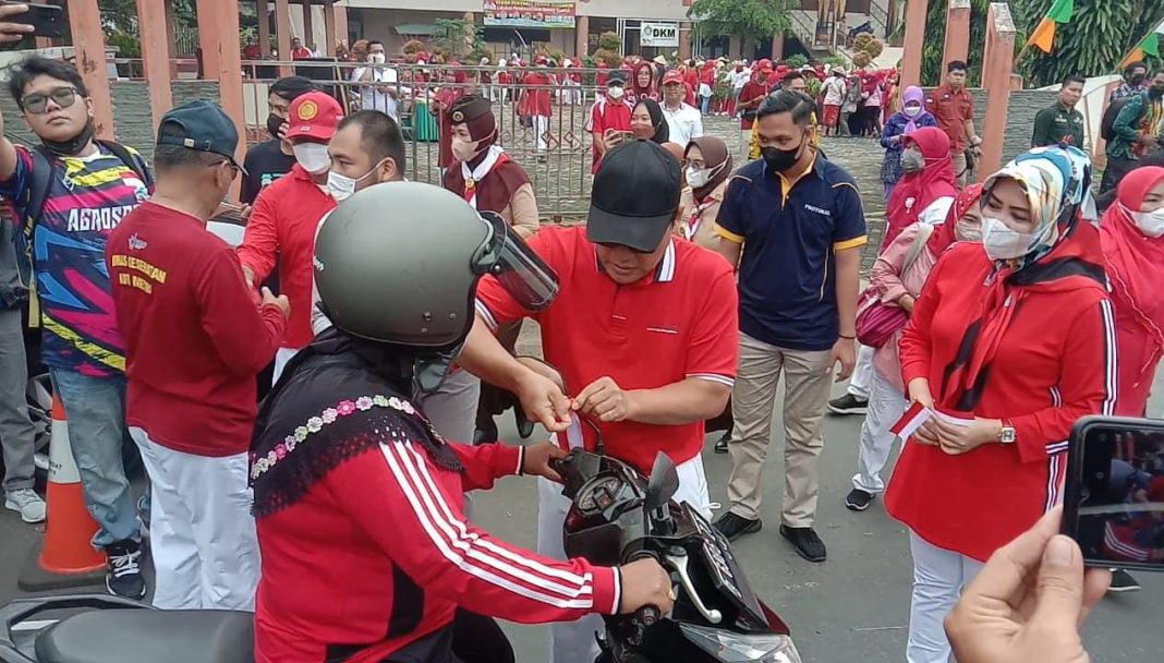 HUT RI ke- 77 Pemkot Metro Bagikan Bendera Merah Putih Kepada Masyarakat