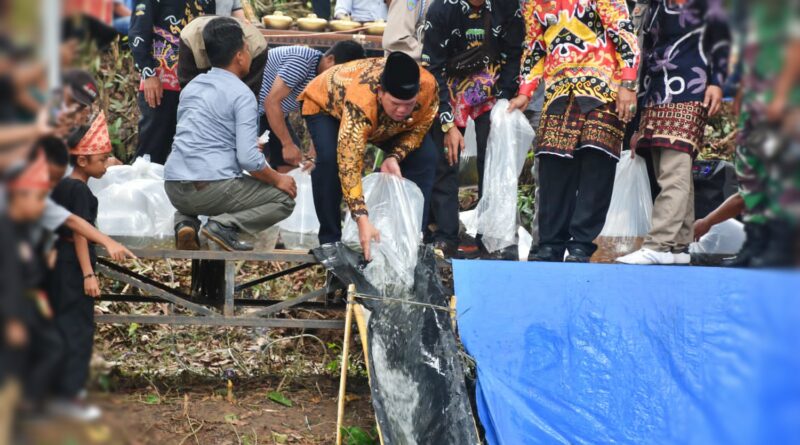 Wakil Bupati, Azwar Hadiri Tabur 20 Ribu Benih Ikan di Sungai Desa Labuhan Ratu