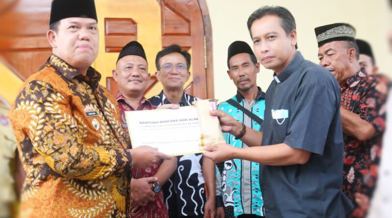 Wakil Bupati Lam-Tim Berikan Bantuan Gereja ST Paulus di Kecamatan Waway Karya