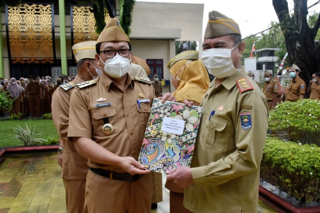 Walikota Metro Pimpin Apel Mingguan Sekaligus Berikan Penghargaan Lomba Peringatan HUT RI Ke -77