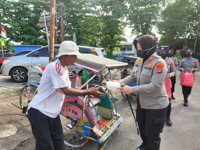 Jum’at Berkah , Polres Metro Bagikan Ratusan Nasi ke Masyarakat