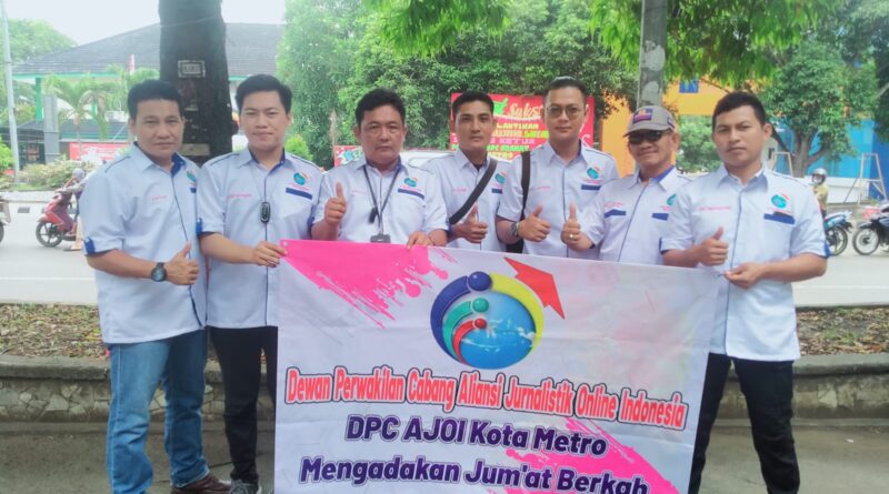 Ajoi Kota Metro Bagikan Ratusan Nasi Bungkus Untuk Warga Kota Metro