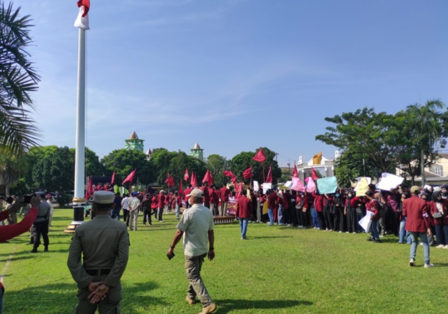 Aksi Unjuk Rasa PC IMM Kota Bumi Geruduk Kantor Bupati