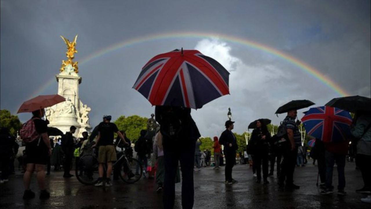 Pelangi Muncul di Langit Inggris Kala Ratu Elizabeth II Tutup Usia