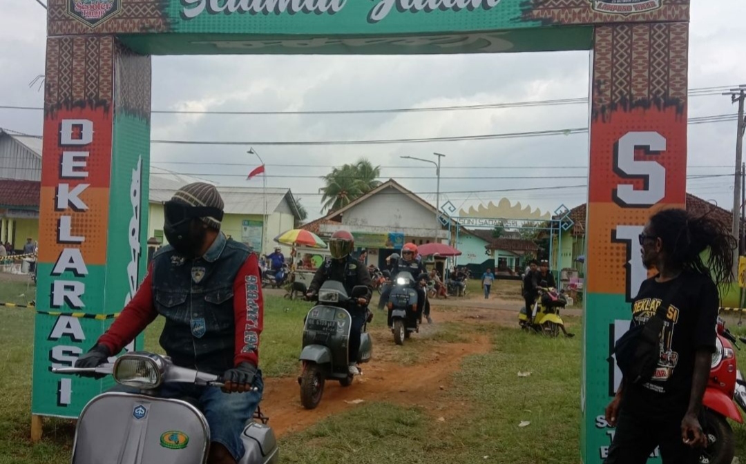 Ratusan Vespa Berkumpul di Lapangan Simpang Sribhawono ,Ada Apa ?