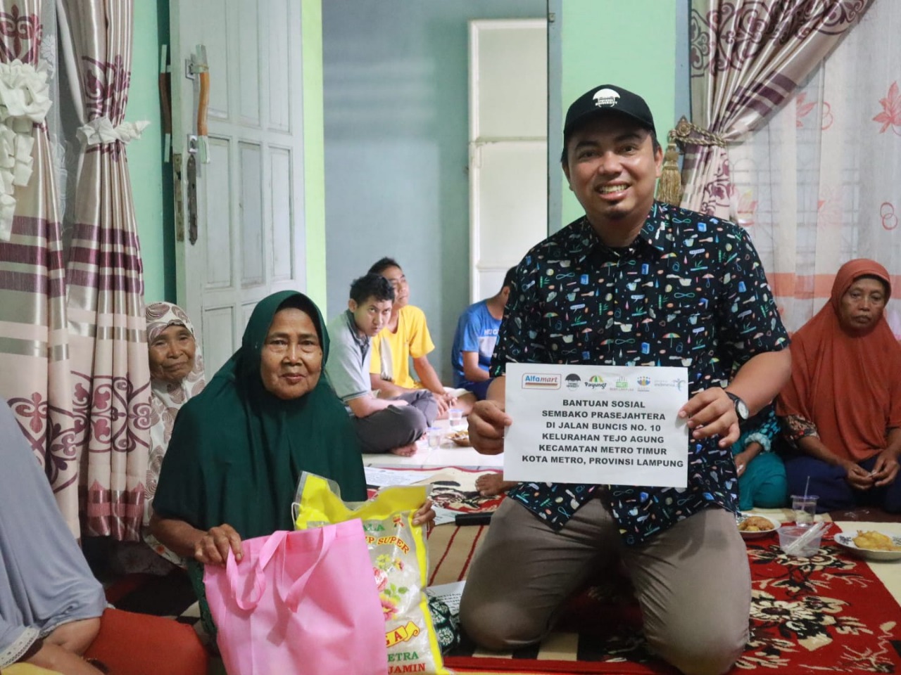 Alfamart Berbagi Bersama GenPI Lampung dan Payungi di Kota Metro