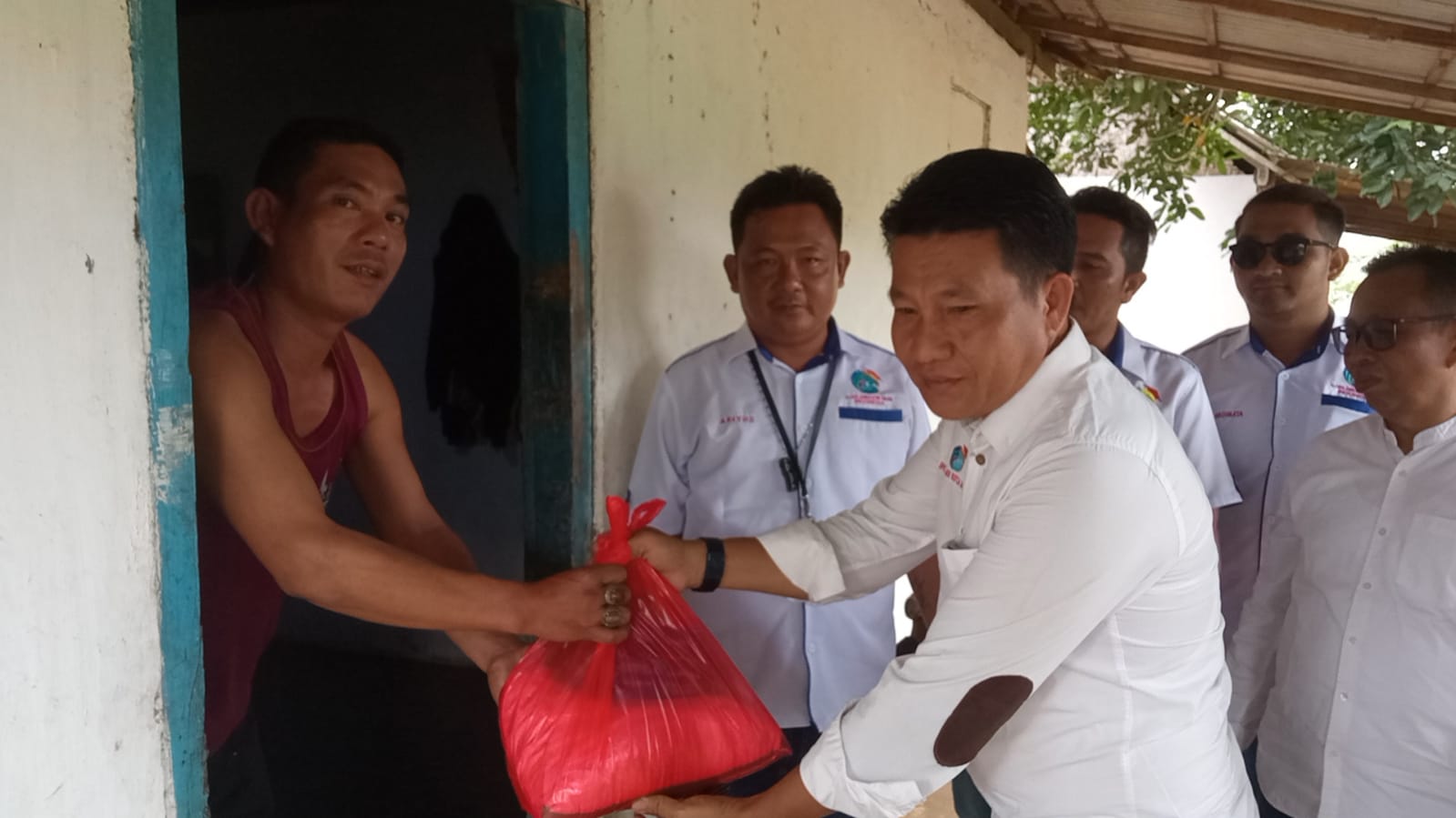 Jum’at Berkah , Ajoi Kota Metro Berbagi Sembako di Kelurahan Purwosari