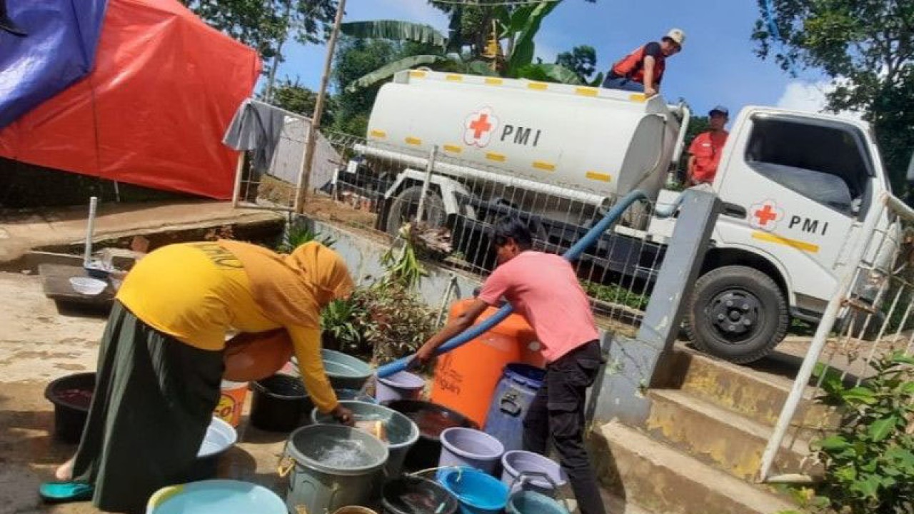 PMI Distribusikan 2.5 Juta Liter Air Bersih Untuk Warga Korban Gempa