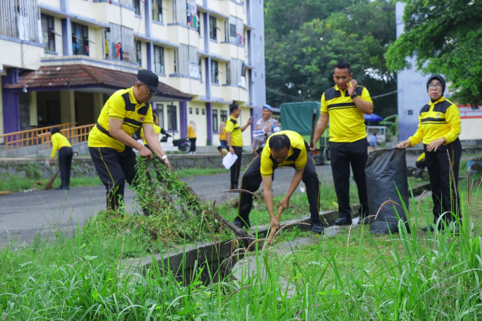 Wujud Kepedulian Terhadap Lingkungan, Polres Metro Gelar Bakti Sosial