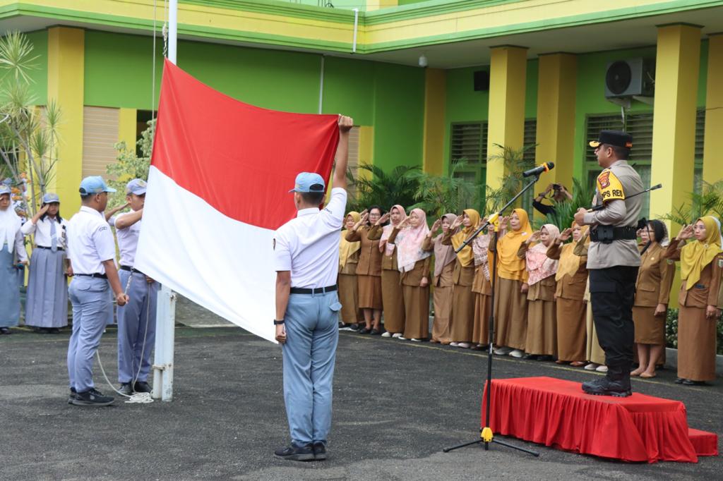 Police Goes To School : Kapolres Metro Berikan Himbauan di SMK Negeri 3 Metro