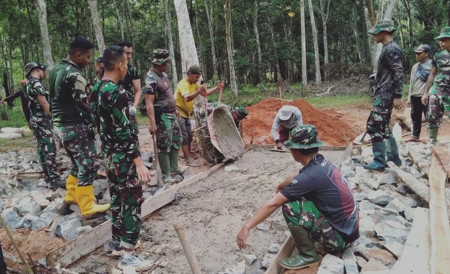 Satgas TMMD 119 Kodim 0411/KM dan Warga Cor Gorong-gorong Jalan di Kampung Gunung Haji