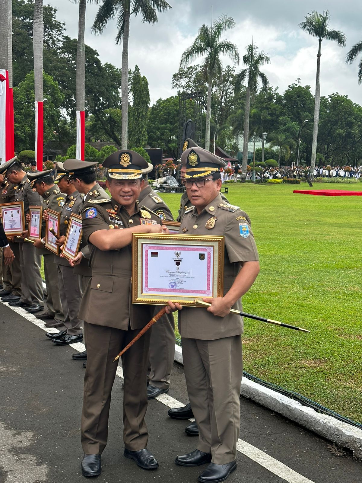 Walikota Metro Raih Pengghargaan Karya Bhakti Satpol- PP Dari Kemendagri