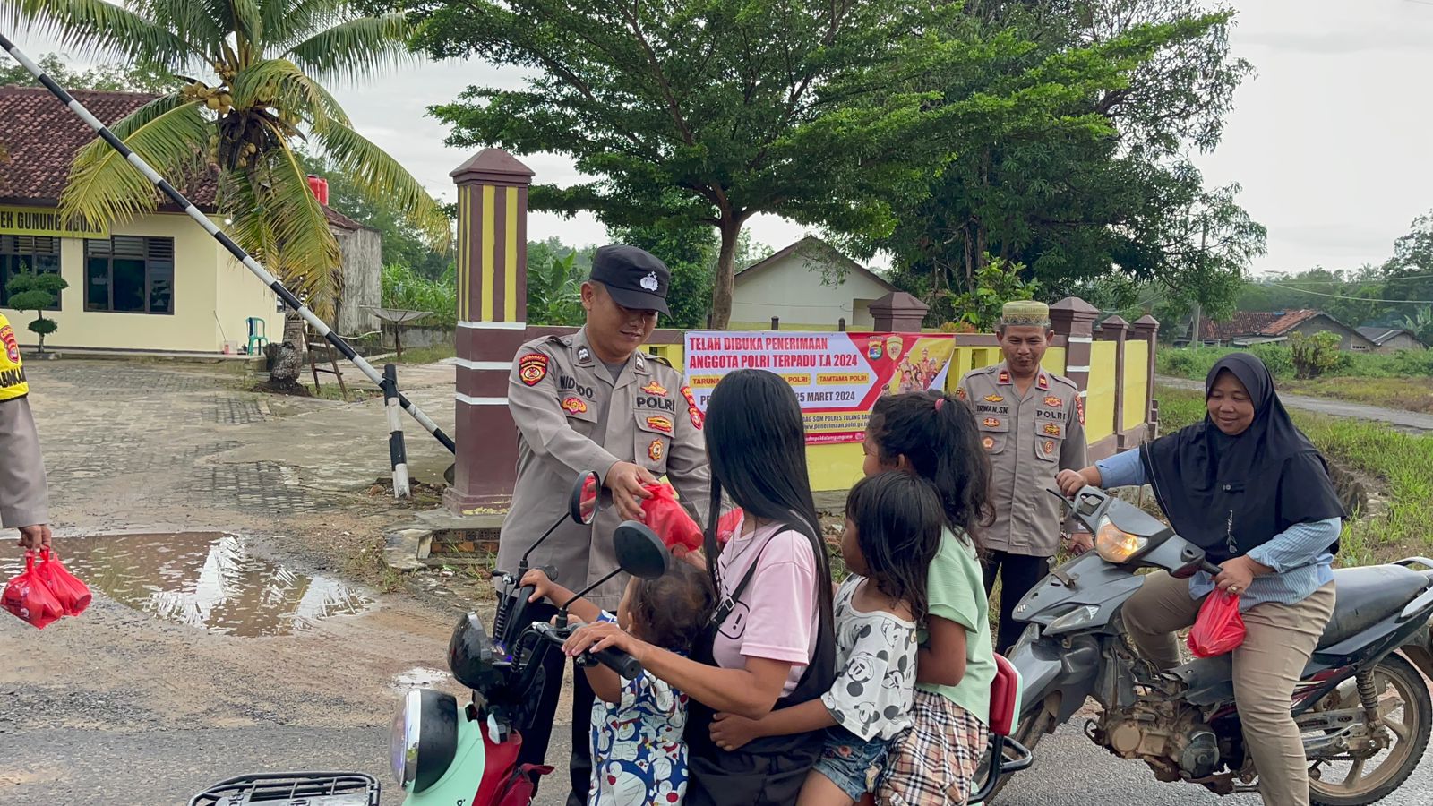 Polsek Gunung Agung Tubaba Bagikan Takjil Sebagai Bentuk Kedekatan Dengan Masyarakat